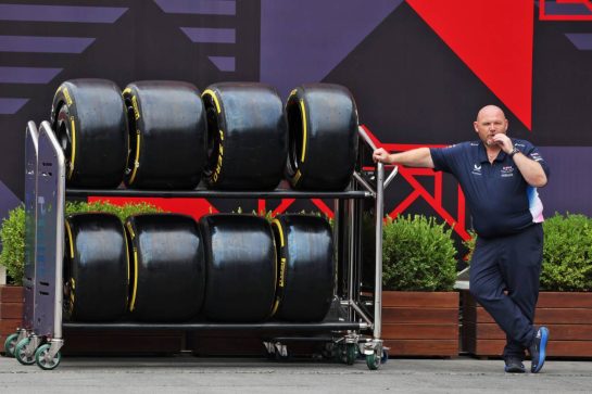 Paddock atmosphere - Alpine F1 Team mechanic with Pirelli tyres.
18.09.2025. Formula 1 World Championship, Rd 17, Azerbaijan Grand Prix, Baku Street Circuit, Azerbaijan, Preparation Day.
- www.xpbimages.com, EMail: requests@xpbimages.com © Copyright: Rew / XPB Images