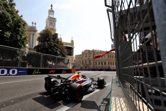 Max Verstappen (NLD) Red Bull Racing RB21 passes a red flag in the first practice session.
19.09.2025. Formula 1 World Championship, Rd 17, Azerbaijan Grand Prix, Baku Street Circuit, Azerbaijan, Practice Day.
- www.xpbimages.com, EMail: requests@xpbimages.com © Copyright: Bearne / XPB Images