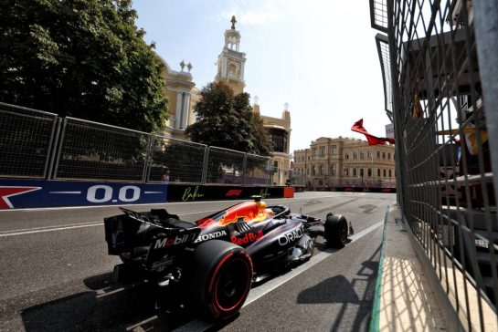 Yuki Tsunoda (JPN) Red Bull Racing RB21 passes a red flag in the first practice session.
19.09.2025. Formula 1 World Championship, Rd 17, Azerbaijan Grand Prix, Baku Street Circuit, Azerbaijan, Practice Day.
- www.xpbimages.com, EMail: requests@xpbimages.com © Copyright: Bearne / XPB Images