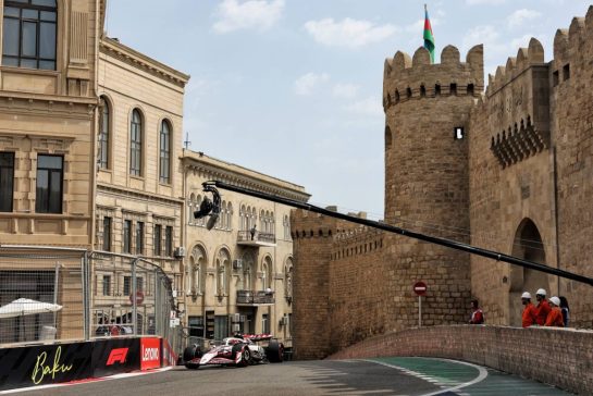 Esteban Ocon (FRA) Haas VF-25.
19.09.2025. Formula 1 World Championship, Rd 17, Azerbaijan Grand Prix, Baku Street Circuit, Azerbaijan, Practice Day.
- www.xpbimages.com, EMail: requests@xpbimages.com © Copyright: Rew / XPB Images