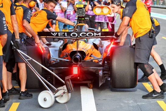 Lando Norris (GBR) McLaren MCL39 in the pits with rear suspension damage.
19.09.2025. Formula 1 World Championship, Rd 17, Azerbaijan Grand Prix, Baku Street Circuit, Azerbaijan, Practice Day.
- www.xpbimages.com, EMail: requests@xpbimages.com © Copyright: Batchelor / XPB Images