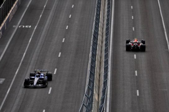 Carlos Sainz (ESP) Atlassian Williams Racing FW47 and Yuki Tsunoda (JPN) Red Bull Racing RB21.
19.09.2025. Formula 1 World Championship, Rd 17, Azerbaijan Grand Prix, Baku Street Circuit, Azerbaijan, Practice Day.
- www.xpbimages.com, EMail: requests@xpbimages.com © Copyright: Rew / XPB Images