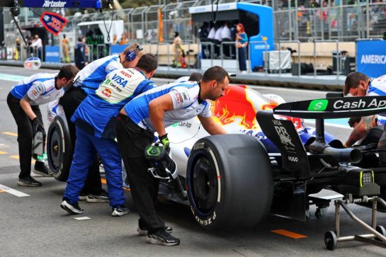 Liam Lawson (NZL) Racing Bulls VCARB 02 in the pits.
20.09.2025. Formula 1 World Championship, Rd 17, Azerbaijan Grand Prix, Baku Street Circuit, Azerbaijan, Qualifying Day.
- www.xpbimages.com, EMail: requests@xpbimages.com © Copyright: Batchelor / XPB Images