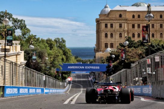 Lewis Hamilton (GBR) Ferrari SF-25.
20.09.2025. Formula 1 World Championship, Rd 17, Azerbaijan Grand Prix, Baku Street Circuit, Azerbaijan, Qualifying Day.
- www.xpbimages.com, EMail: requests@xpbimages.com © Copyright: Rew / XPB Images