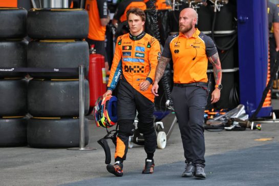 Oscar Piastri (AUS) McLaren returns to the pits after he crashed in qualifying.
20.09.2025. Formula 1 World Championship, Rd 17, Azerbaijan Grand Prix, Baku Street Circuit, Azerbaijan, Qualifying Day.
- www.xpbimages.com, EMail: requests@xpbimages.com © Copyright: Batchelor / XPB Images