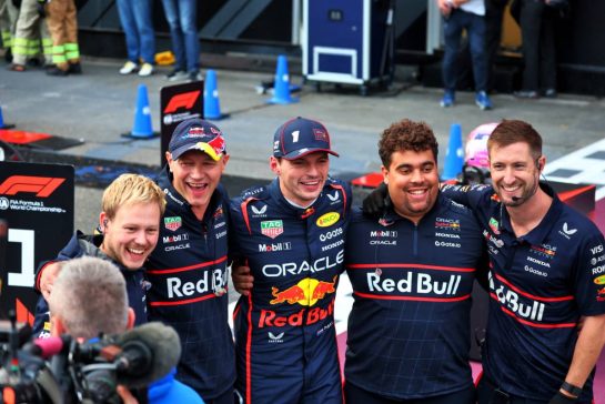 Max Verstappen (NLD) Red Bull Racing celebrates his pole position in qualifying parc ferme with the team.
20.09.2025. Formula 1 World Championship, Rd 17, Azerbaijan Grand Prix, Baku Street Circuit, Azerbaijan, Qualifying Day.
- www.xpbimages.com, EMail: requests@xpbimages.com © Copyright: Batchelor / XPB Images