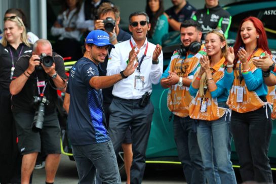 Carlos Sainz (ESP) Atlassian Williams Racing on the drivers' parade.
21.09.2025. Formula 1 World Championship, Rd 17, Azerbaijan Grand Prix, Baku Street Circuit, Azerbaijan, Race Day.
- www.xpbimages.com, EMail: requests@xpbimages.com © Copyright: Batchelor / XPB Images