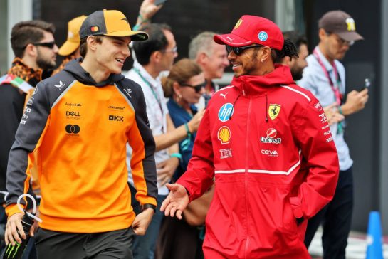 (L to R): Oscar Piastri (AUS) McLaren and Lewis Hamilton (GBR) Ferrari on the drivers' parade.
21.09.2025. Formula 1 World Championship, Rd 17, Azerbaijan Grand Prix, Baku Street Circuit, Azerbaijan, Race Day.
- www.xpbimages.com, EMail: requests@xpbimages.com © Copyright: Charniaux / XPB Images