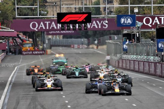 Max Verstappen (NLD) Red Bull Racing RB21 leads at the start of the race.
21.09.2025. Formula 1 World Championship, Rd 17, Azerbaijan Grand Prix, Baku Street Circuit, Azerbaijan, Race Day.
- www.xpbimages.com, EMail: requests@xpbimages.com © Copyright: Batchelor / XPB Images