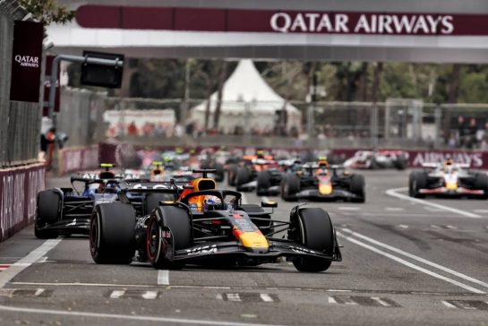 Max Verstappen (NLD) Red Bull Racing RB21 leads at the start of the race.
21.09.2025. Formula 1 World Championship, Rd 17, Azerbaijan Grand Prix, Baku Street Circuit, Azerbaijan, Race Day.
- www.xpbimages.com, EMail: requests@xpbimages.com © Copyright: Bearne / XPB Images