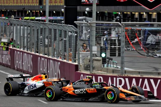 Lando Norris (GBR) McLaren MCL39 and Isack Hadjar (FRA) Racing Bulls VCARB 02 battle for position.
21.09.2025. Formula 1 World Championship, Rd 17, Azerbaijan Grand Prix, Baku Street Circuit, Azerbaijan, Race Day.
- www.xpbimages.com, EMail: requests@xpbimages.com © Copyright: Batchelor / XPB Images