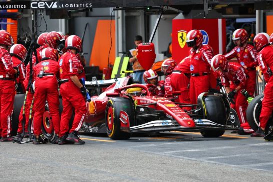 Lewis Hamilton (GBR) Ferrari SF-25 makes a pit stop.
21.09.2025. Formula 1 World Championship, Rd 17, Azerbaijan Grand Prix, Baku Street Circuit, Azerbaijan, Race Day.
- www.xpbimages.com, EMail: requests@xpbimages.com © Copyright: Batchelor / XPB Images