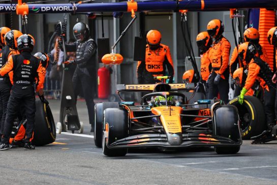 Lando Norris (GBR) McLaren MCL39 makes a pit stop.
21.09.2025. Formula 1 World Championship, Rd 17, Azerbaijan Grand Prix, Baku Street Circuit, Azerbaijan, Race Day.
- www.xpbimages.com, EMail: requests@xpbimages.com © Copyright: Batchelor / XPB Images