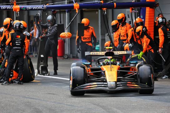 Lando Norris (GBR) McLaren MCL39 makes a pit stop.
21.09.2025. Formula 1 World Championship, Rd 17, Azerbaijan Grand Prix, Baku Street Circuit, Azerbaijan, Race Day.
- www.xpbimages.com, EMail: requests@xpbimages.com © Copyright: Batchelor / XPB Images