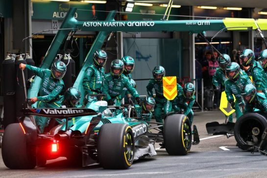 Lance Stroll (CDN) Aston Martin F1 Team AMR25 makes a pit stop.
21.09.2025. Formula 1 World Championship, Rd 17, Azerbaijan Grand Prix, Baku Street Circuit, Azerbaijan, Race Day.
- www.xpbimages.com, EMail: requests@xpbimages.com © Copyright: Batchelor / XPB Images