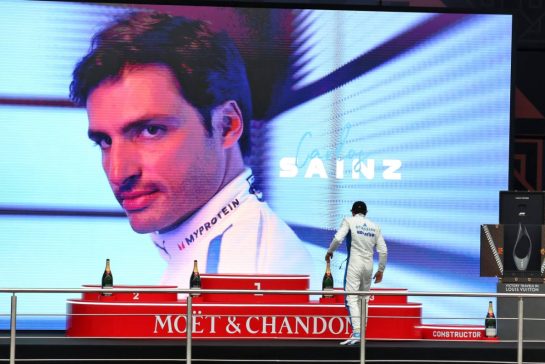 Carlos Sainz (ESP) Atlassian Williams Racing celebrates his third position on the podium.
21.09.2025. Formula 1 World Championship, Rd 17, Azerbaijan Grand Prix, Baku Street Circuit, Azerbaijan, Race Day.
- www.xpbimages.com, EMail: requests@xpbimages.com © Copyright: Bearne / XPB Images