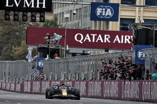 Race winner Max Verstappen (NLD) Red Bull Racing RB21 takes the chequered flag at the end of the race.
21.09.2025. Formula 1 World Championship, Rd 17, Azerbaijan Grand Prix, Baku Street Circuit, Azerbaijan, Race Day.
- www.xpbimages.com, EMail: requests@xpbimages.com © Copyright: Bearne / XPB Images
