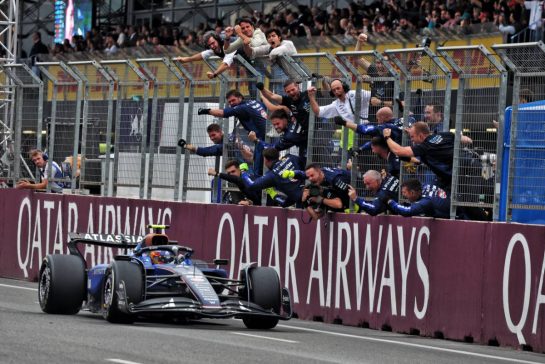 Third placed Carlos Sainz (ESP) Atlassian Williams Racing passes the team at the end of the race.
21.09.2025. Formula 1 World Championship, Rd 17, Azerbaijan Grand Prix, Baku Street Circuit, Azerbaijan, Race Day.
- www.xpbimages.com, EMail: requests@xpbimages.com © Copyright: Bearne / XPB Images