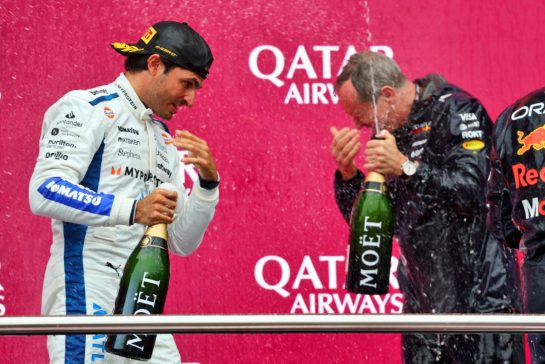 Carlos Sainz (ESP) Atlassian Williams Racing celebrates his third position on the podium.
21.09.2025. Formula 1 World Championship, Rd 17, Azerbaijan Grand Prix, Baku Street Circuit, Azerbaijan, Race Day.
- www.xpbimages.com, EMail: requests@xpbimages.com © Copyright: Batchelor / XPB Images