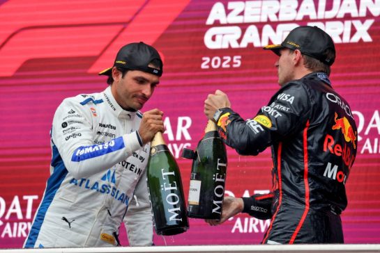 (L to R): Carlos Sainz (ESP) Atlassian Williams Racing celebrates his third position on the podium with race winner Max Verstappen (NLD) Red Bull Racing.
21.09.2025. Formula 1 World Championship, Rd 17, Azerbaijan Grand Prix, Baku Street Circuit, Azerbaijan, Race Day.
- www.xpbimages.com, EMail: requests@xpbimages.com © Copyright: Charniaux / XPB Images