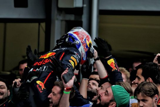 Race winner Max Verstappen (NLD) Red Bull Racing celebrates in parc ferme with the team.
21.09.2025. Formula 1 World Championship, Rd 17, Azerbaijan Grand Prix, Baku Street Circuit, Azerbaijan, Race Day.
- www.xpbimages.com, EMail: requests@xpbimages.com © Copyright: Rew / XPB Images