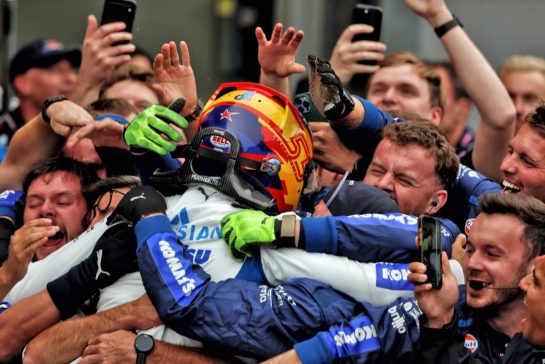 Carlos Sainz (ESP) Atlassian Williams Racing celebrates his third position in parc ferme with the team.
21.09.2025. Formula 1 World Championship, Rd 17, Azerbaijan Grand Prix, Baku Street Circuit, Azerbaijan, Race Day.
- www.xpbimages.com, EMail: requests@xpbimages.com © Copyright: Rew / XPB Images