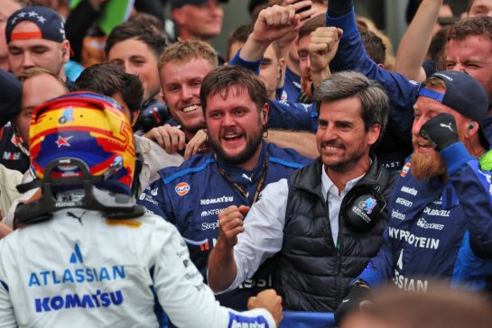 Carlos Sainz (ESP) Atlassian Williams Racing celebrates his third position in parc ferme with the team.
21.09.2025. Formula 1 World Championship, Rd 17, Azerbaijan Grand Prix, Baku Street Circuit, Azerbaijan, Race Day.
- www.xpbimages.com, EMail: requests@xpbimages.com © Copyright: Rew / XPB Images