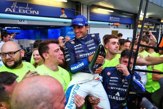 Carlos Sainz (ESP) Atlassian Williams Racing celebrates his third position with the team.
21.09.2025. Formula 1 World Championship, Rd 17, Azerbaijan Grand Prix, Baku Street Circuit, Azerbaijan, Race Day.
- www.xpbimages.com, EMail: requests@xpbimages.com © Copyright: Batchelor / XPB Images