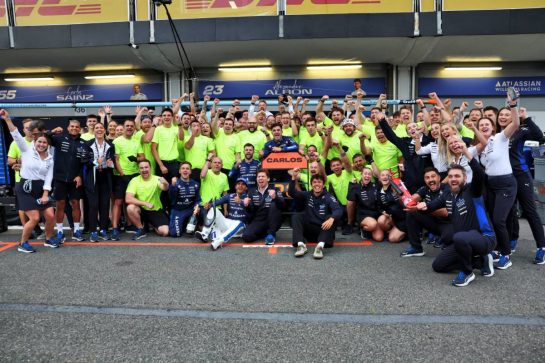 Carlos Sainz (ESP) Atlassian Williams Racing celebrates his third position with James Vowles (GBR) Atlassian Williams Racing Team Principal; team mate Alexander Albon (THA) Atlassian Williams Racing, and the team.
21.09.2025. Formula 1 World Championship, Rd 17, Azerbaijan Grand Prix, Baku Street Circuit, Azerbaijan, Race Day.
- www.xpbimages.com, EMail: requests@xpbimages.com © Copyright: Bearne / XPB Images