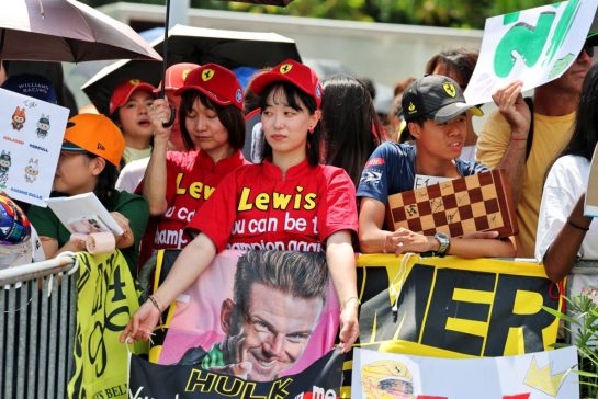 Circuit atmosphere - fans and their flags, banners and posters.
02.10.2025. Formula 1 World Championship, Rd 18, Singapore Grand Prix, Marina Bay Street Circuit, Singapore, Preparation Day.
- www.xpbimages.com, EMail: requests@xpbimages.com © Copyright: Moy / XPB Images