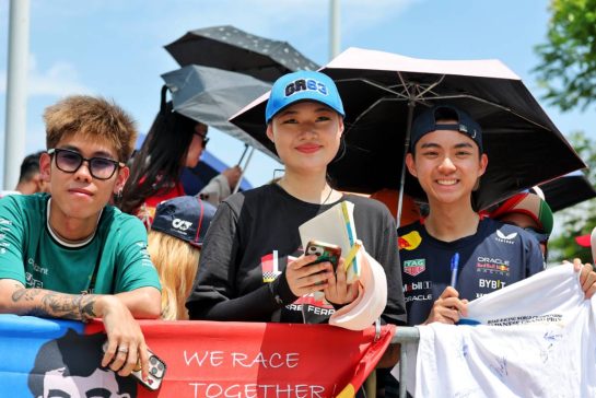 Circuit atmosphere - fans.
02.10.2025. Formula 1 World Championship, Rd 18, Singapore Grand Prix, Marina Bay Street Circuit, Singapore, Preparation Day.
- www.xpbimages.com, EMail: requests@xpbimages.com © Copyright: Moy / XPB Images