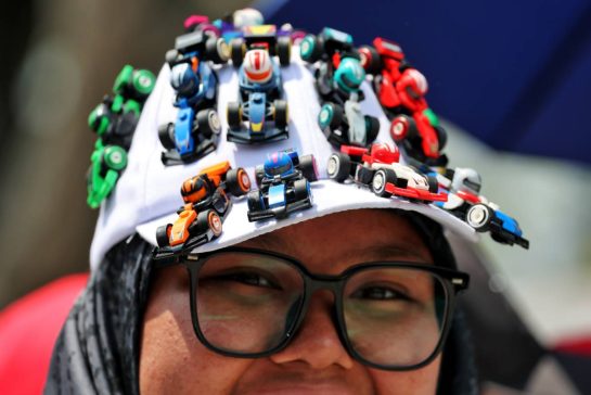 Circuit atmosphere - a fan with a car filled cap.
02.10.2025. Formula 1 World Championship, Rd 18, Singapore Grand Prix, Marina Bay Street Circuit, Singapore, Preparation Day.
- www.xpbimages.com, EMail: requests@xpbimages.com © Copyright: Moy / XPB Images
