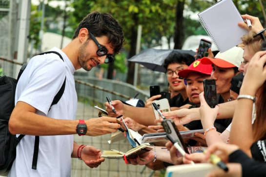 Esteban Ocon (FRA) Haas F1 Team with fans.
02.10.2025. Formula 1 World Championship, Rd 18, Singapore Grand Prix, Marina Bay Street Circuit, Singapore, Preparation Day.
- www.xpbimages.com, EMail: requests@xpbimages.com © Copyright: Moy / XPB Images