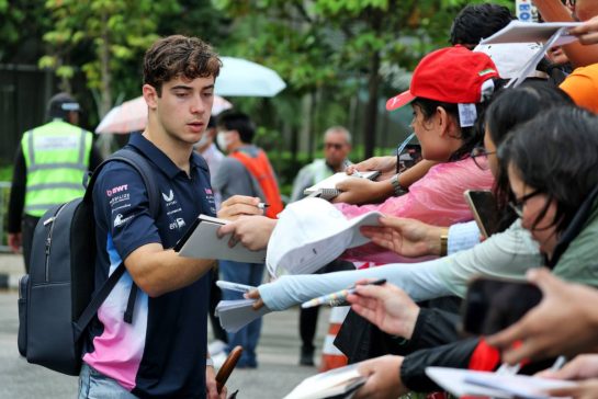 Franco Colapinto (ARG) Alpine F1 Team with fans.
02.10.2025. Formula 1 World Championship, Rd 18, Singapore Grand Prix, Marina Bay Street Circuit, Singapore, Preparation Day.
- www.xpbimages.com, EMail: requests@xpbimages.com © Copyright: Moy / XPB Images