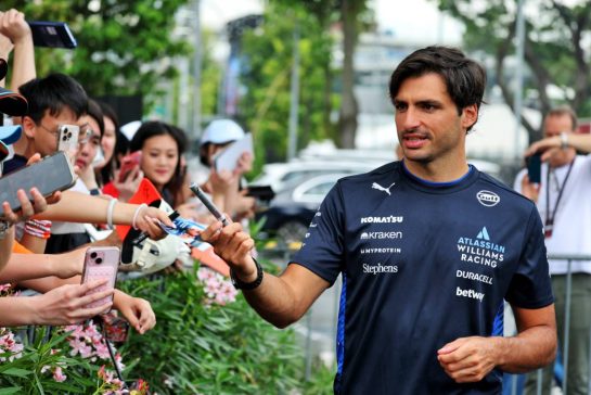 Carlos Sainz (ESP) Atlassian Williams Racing with fans.
02.10.2025. Formula 1 World Championship, Rd 18, Singapore Grand Prix, Marina Bay Street Circuit, Singapore, Preparation Day.
- www.xpbimages.com, EMail: requests@xpbimages.com © Copyright: Moy / XPB Images