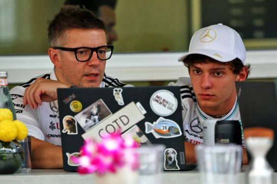 (L to R): Peter Bonnington (GBR) Mercedes AMG F1 Race Engineer with Andrea Kimi Antonelli (ITA) Mercedes AMG F1.
02.10.2025. Formula 1 World Championship, Rd 18, Singapore Grand Prix, Marina Bay Street Circuit, Singapore, Preparation Day.
- www.xpbimages.com, EMail: requests@xpbimages.com © Copyright: Batchelor / XPB Images