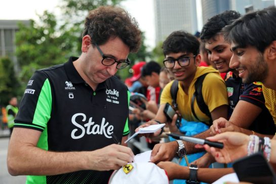 Mattia Binotto (ITA) Sauber Motorsport Chief Operating and Chief Technical Officer with fans.
02.10.2025. Formula 1 World Championship, Rd 18, Singapore Grand Prix, Marina Bay Street Circuit, Singapore, Preparation Day.
- www.xpbimages.com, EMail: requests@xpbimages.com © Copyright: Bearne / XPB Images
