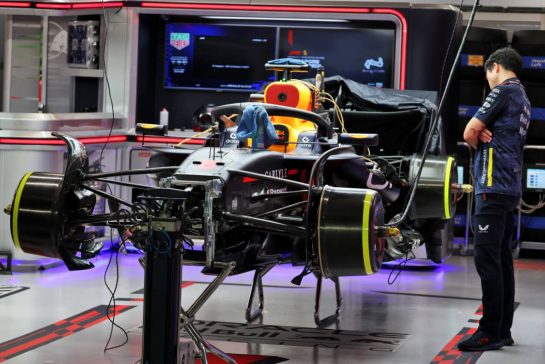 Red Bull Racing RB21 being built in the pit garage.
02.10.2025. Formula 1 World Championship, Rd 18, Singapore Grand Prix, Marina Bay Street Circuit, Singapore, Preparation Day.
- www.xpbimages.com, EMail: requests@xpbimages.com © Copyright: Moy / XPB Images
