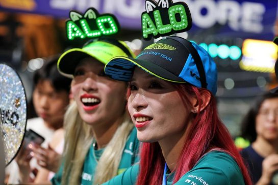 Circuit atmosphere - Fernando Alonso (ESP) Aston Martin F1 Team fans.
02.10.2025. Formula 1 World Championship, Rd 18, Singapore Grand Prix, Marina Bay Street Circuit, Singapore, Preparation Day.
- www.xpbimages.com, EMail: requests@xpbimages.com © Copyright: Moy / XPB Images