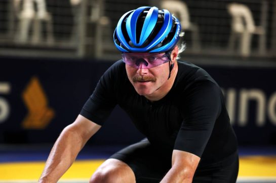 Valtteri Bottas (FIN) Mercedes AMG F1 Reserve Driver rides the circuit.
02.10.2025. Formula 1 World Championship, Rd 18, Singapore Grand Prix, Marina Bay Street Circuit, Singapore, Preparation Day.
- www.xpbimages.com, EMail: requests@xpbimages.com © Copyright: Moy / XPB Images