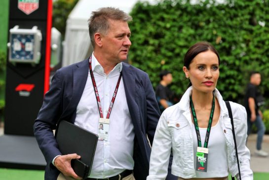 Gernot Dollner (GER) Audi Chief Executive Officer (Left).
03.10.2025. Formula 1 World Championship, Rd 18, Singapore Grand Prix, Marina Bay Street Circuit, Singapore, Practice Day.
- www.xpbimages.com, EMail: requests@xpbimages.com © Copyright: Moy / XPB Images