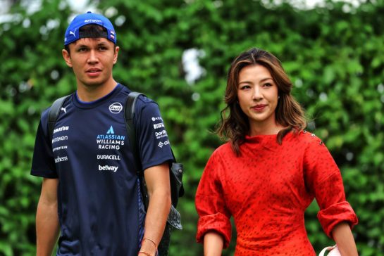 (L to R): Alexander Albon (THA) Atlassian Williams Racing with his girlfriend Muni Lily He (CHN) Professional Golfer.
03.10.2025. Formula 1 World Championship, Rd 18, Singapore Grand Prix, Marina Bay Street Circuit, Singapore, Practice Day.
- www.xpbimages.com, EMail: requests@xpbimages.com © Copyright: Rew / XPB Images