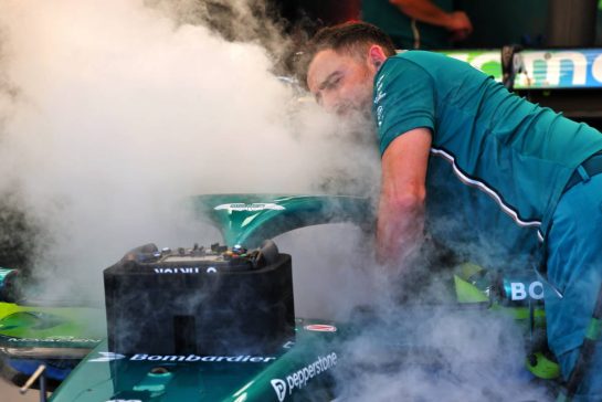 Aston Martin F1 Team AMR25 with dry ice.
03.10.2025. Formula 1 World Championship, Rd 18, Singapore Grand Prix, Marina Bay Street Circuit, Singapore, Practice Day.
- www.xpbimages.com, EMail: requests@xpbimages.com © Copyright: Batchelor / XPB Images