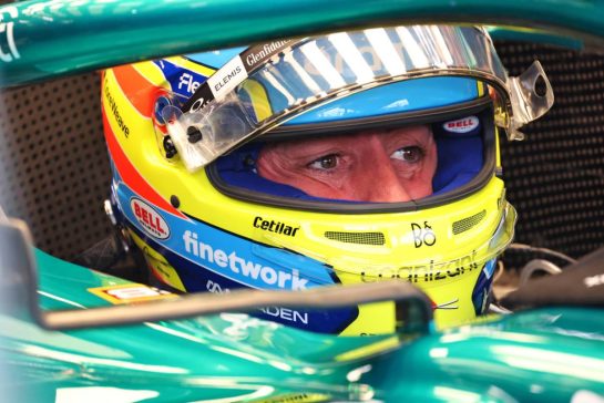 Fernando Alonso (ESP) Aston Martin F1 Team AMR25.
03.10.2025. Formula 1 World Championship, Rd 18, Singapore Grand Prix, Marina Bay Street Circuit, Singapore, Practice Day.
- www.xpbimages.com, EMail: requests@xpbimages.com © Copyright: Batchelor / XPB Images