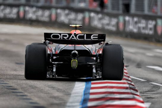 Yuki Tsunoda (JPN) Red Bull Racing RB21.
03.10.2025. Formula 1 World Championship, Rd 18, Singapore Grand Prix, Marina Bay Street Circuit, Singapore, Practice Day.
- www.xpbimages.com, EMail: requests@xpbimages.com © Copyright: Charniaux / XPB Images