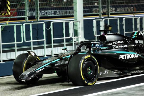 George Russell (GBR) Mercedes AMG F1 W16 with a broken front wing after crashing in the second practice session.
03.10.2025. Formula 1 World Championship, Rd 18, Singapore Grand Prix, Marina Bay Street Circuit, Singapore, Practice Day.
- www.xpbimages.com, EMail: requests@xpbimages.com © Copyright: Batchelor / XPB Images