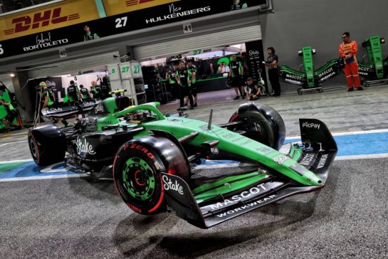 Gabriel Bortoleto (BRA) Sauber C45 in the pits.
03.10.2025. Formula 1 World Championship, Rd 18, Singapore Grand Prix, Marina Bay Street Circuit, Singapore, Practice Day.
- www.xpbimages.com, EMail: requests@xpbimages.com © Copyright: Batchelor / XPB Images