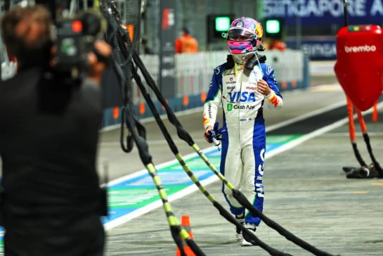 Liam Lawson (NZL) Racing Bulls in the pits after he crashed in the second practice session.
03.10.2025. Formula 1 World Championship, Rd 18, Singapore Grand Prix, Marina Bay Street Circuit, Singapore, Practice Day.
- www.xpbimages.com, EMail: requests@xpbimages.com © Copyright: Batchelor / XPB Images