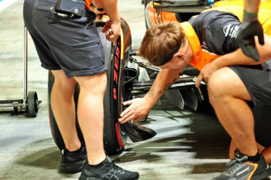 the McLaren MCL39 of Lando Norris (GBR) is inspected by mechanics after colliding with Charles Leclerc (MON) Ferrari SF-25 in the pits in the second practice session.
03.10.2025. Formula 1 World Championship, Rd 18, Singapore Grand Prix, Marina Bay Street Circuit, Singapore, Practice Day.
- www.xpbimages.com, EMail: requests@xpbimages.com © Copyright: Batchelor / XPB Images