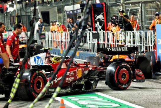 Lando Norris (GBR) McLaren MCL39 in the pits after colliding with Charles Leclerc (MON) Ferrari SF-25 in the second practice session.
03.10.2025. Formula 1 World Championship, Rd 18, Singapore Grand Prix, Marina Bay Street Circuit, Singapore, Practice Day.
- www.xpbimages.com, EMail: requests@xpbimages.com © Copyright: Batchelor / XPB Images
